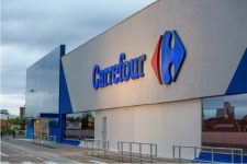 grupo-carrefour-anuncia-exigencia-de-cameras-corporais-em-segurancas-que-atuam-nas-areas-externas-das-lojas