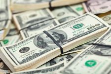 dolar-abre-com-volatilidade-em-dia-de-aversao-global-ao-risco,-com-cautela-pela-economia-norte-americana