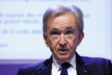 danca-das-cadeiras:-bilionarios-trocam-de-posicao-e-arnault-volta-a-ser-o-mais-rico-do-mundo